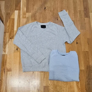 2 collagetröjor - Två stycken collage tröjor i storlek S, som nya endast använda nån gång - en grå o en baby blå.