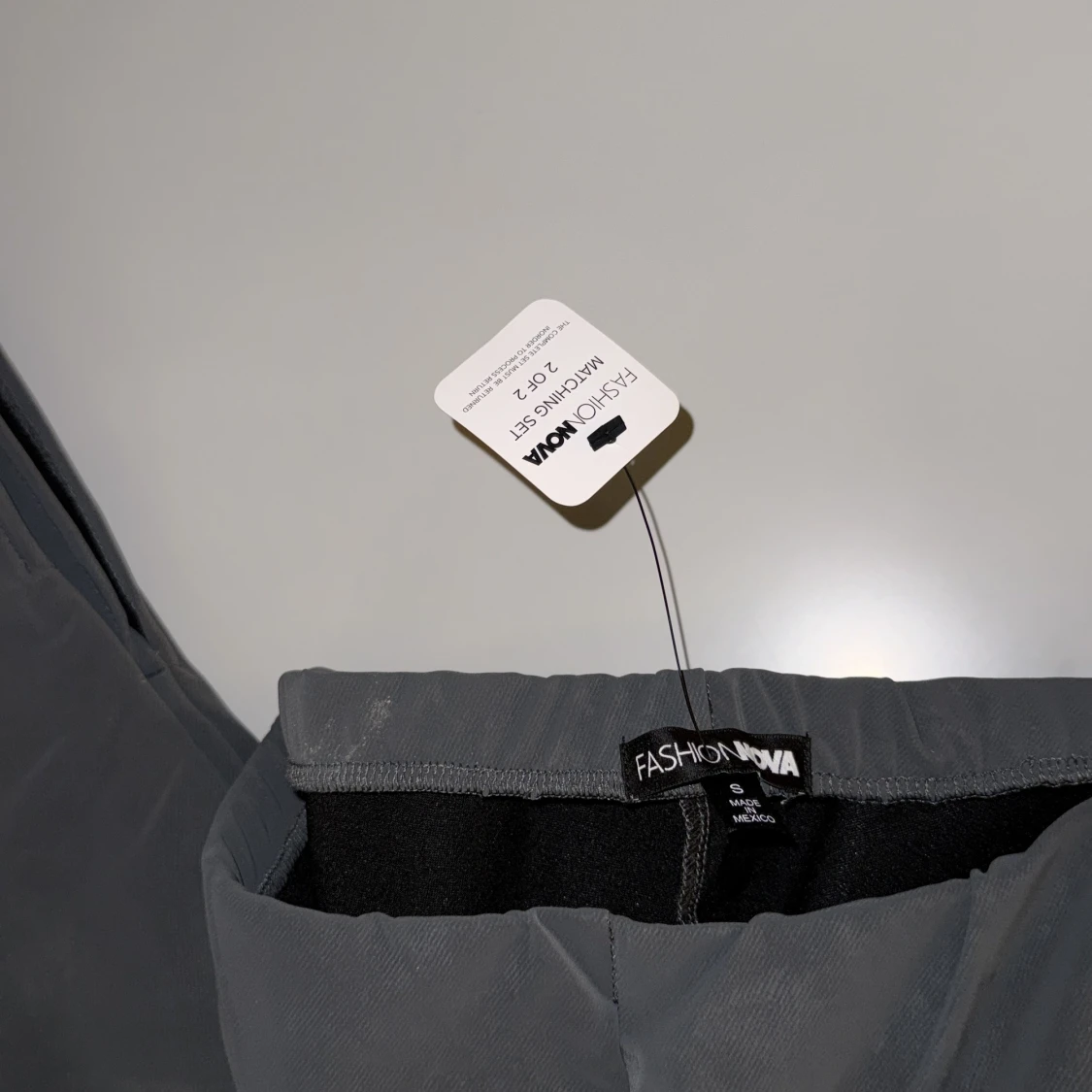 Gråa byxor från Fashion Nova - 2