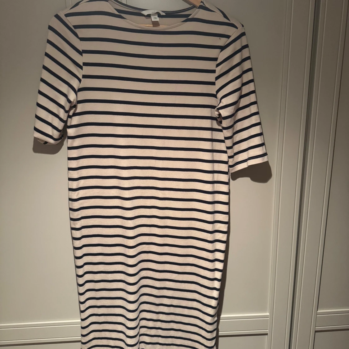 Randig tshirtklänning från H&M Mama