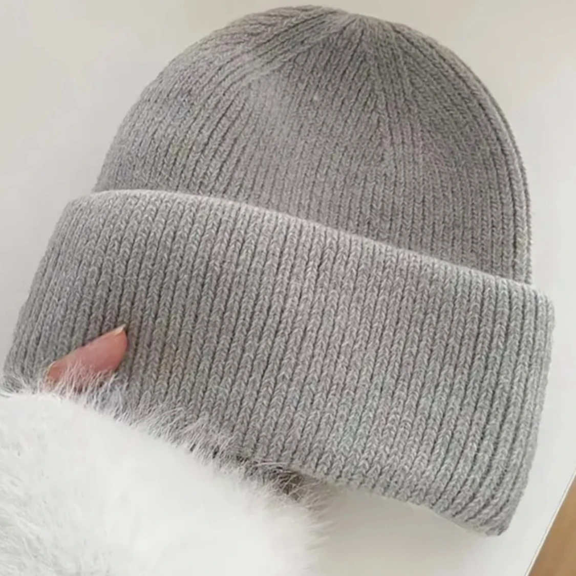 Grå ribbstickad mössa