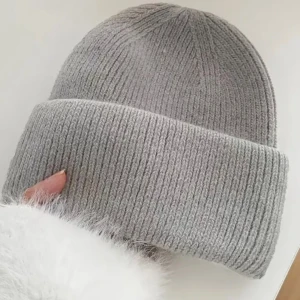 Grå ribbstickad mössa - En stilren grå mössa med bred uppvikt kant och ribbstickad struktur. Perfekt för kalla dagar och enkel att matcha med olika outfits. Mjuk och skön känsla, passar både till vardags och när du vill hålla värmen ute. Pm om pris inte passar dig!