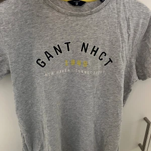Grå t-shirt från GANT med tryck - Snygg grå t-shirt från GANT med tryck på bröstet. Den är i storlek 164 men sitter som xs/s