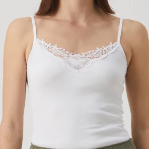 Only Spetslinne  - Linne med spets från Only. Har använts två gånger och är nästan i nyskick. 