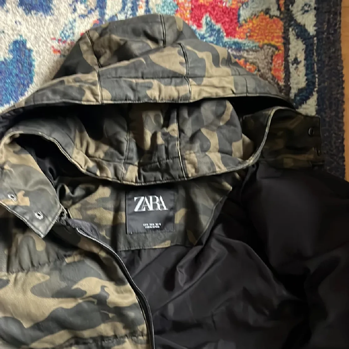 Camouflage pufferjacka från Zara - 3