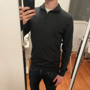Mörkgrön/svart  merinoulltröja Dressmann half zip - Säljer min halv zip från dressman. Nypris ca 499 och knappt använd. Hör av vid frågor 