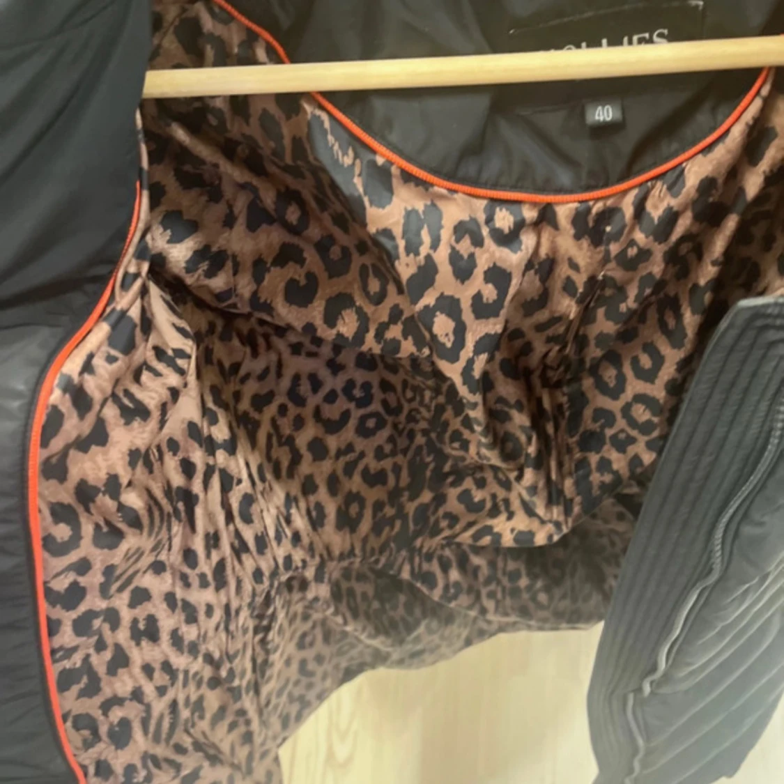 Svart dunjacka med päls från Hollies - 4