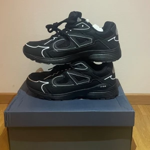 Dior B30  - Tjenare, fick precis hem ett par skor som jag är osäker på om jag vill behålla eller inte då de inte riktigt passar min stil, så tänkte lägga ut en intressekoll för att veta vad ja kan få för de. Skicka gärna ett prisförslag😘!!