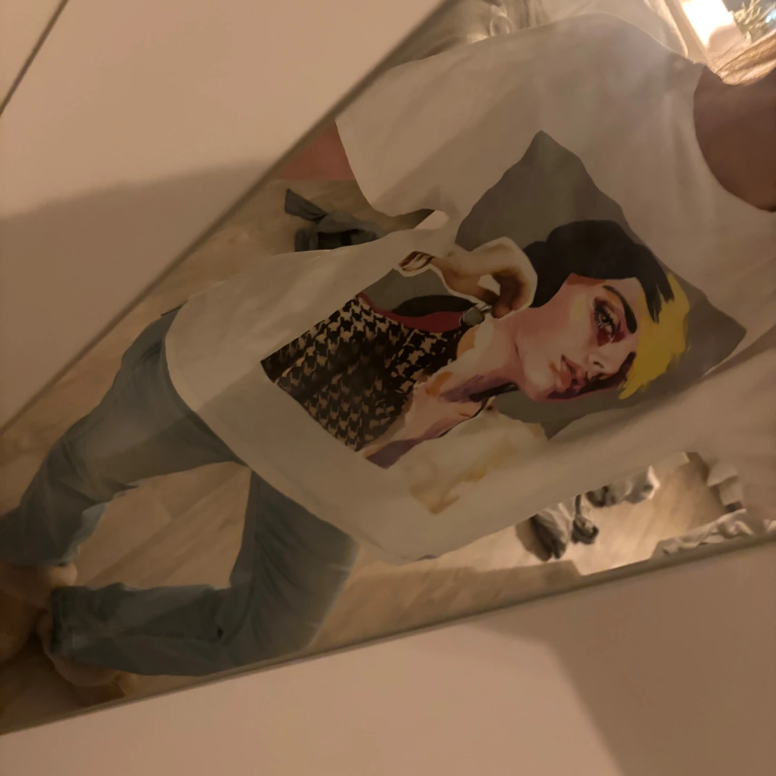 Vit t-shirt med grafiskt tryck