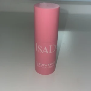 Isadora Highlighter Glow Stick Rose Gleam - En Isadora Highlighter Glow Stick Rose Gleam i färgen 25 Rose Gleam. Den är helt ny, endast testad en gång. Der en dewy och strålande finish med roséguldig ton och är enkel att applicera direkt på huden för en snygg highlight-effekt. Perfekt för att boosta glow på kindben och andra high points.