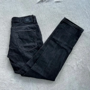 Svarta jeans från EastWest, straight fit - Svarta jeans från EastWest med klassisk femficksdesign och raka ben