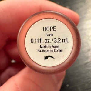 rare beauty blush - en fin färg, jätte bra produkt. blushen är i färgen hope och säljer den då jag ahr flera. mer än hälften kvar, näst intill full. pris går alltid att diskuteras vid snabb affär.