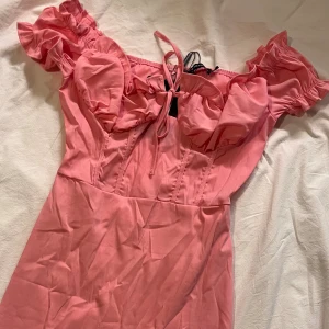 Ljusrosa klänning från Pretty Little Thing - Kort klänning i stretchigt material, klänningen är ljus rosa. Storlek 34 💞Helt oanvänd!