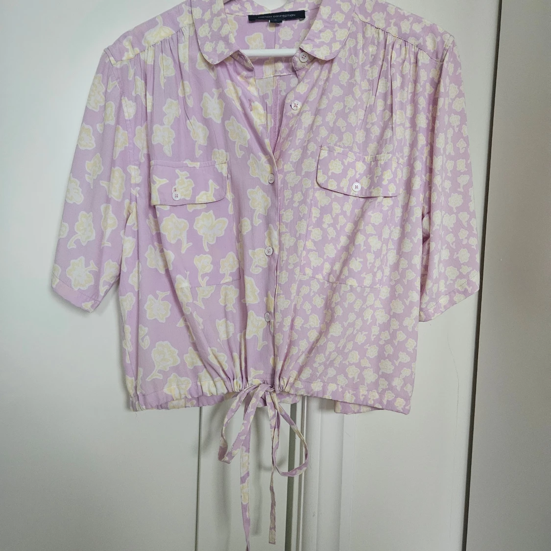 Ljuslila blommig skjorta French Connection