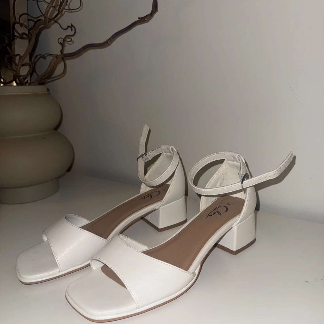 Vita sandaler med klack och ankelrem