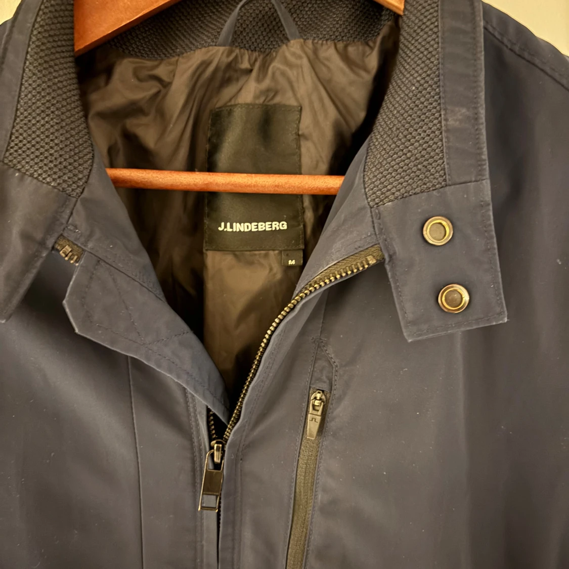 Marinblå vindjacka från J.Lindeberg - 3