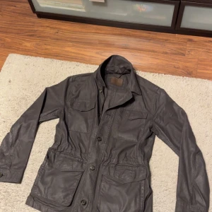 Grå parkajacka från Massimo Dutti - En riktigt fet parkajacka ifrån Massimo Dutti, Den är i otroligt hög kvalité och passar bäst inför hösten/våren. Den är i storlek S och är i väldigt bra skick 8/10✅. Hör av dig om du har några frågor. 