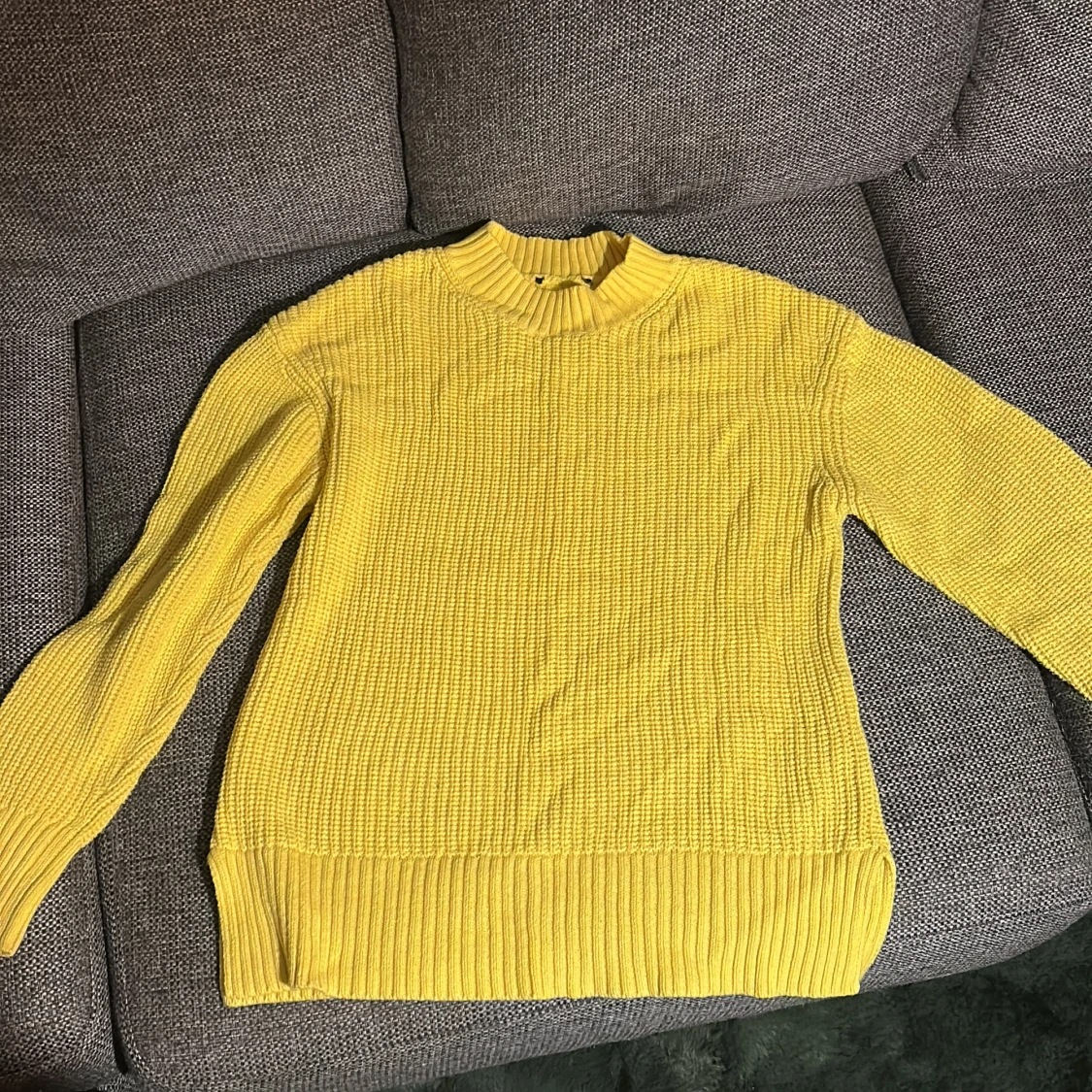 Gul stickad tröja