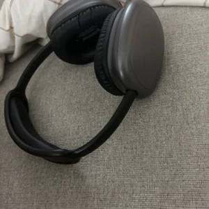 Trådlösa hörlurar  - Säljer ett par trådlösa hörlurar men bra ljud vid frågar hör av er 