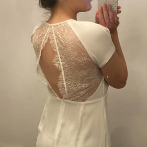 Studentklänning från Samsøe Samsøe  -  VÄÄÄRLDENS vackraste och mest eleganta studentklänningen med spets på ryggen. Den är köpt i Danmark för 2500kr. Den är verkligen så unik! Ingen har en likadan kan jag garantera😉 Den ger den finaste passformen och ser sååå gullig ut på 💐🙌😊