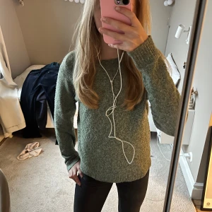 Grön stickad tröja från Vero Moda - Mysig grön stickad tröja från Vero Moda med rund halsringning och långa ärmar. Mer bilder skickas på tröjan om det önskas💕