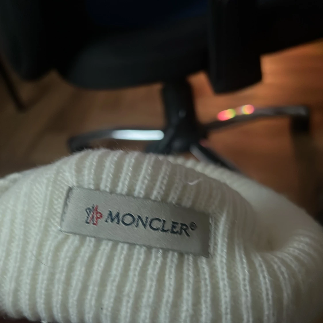 Vit ribbstickad mössa från Moncler - 1