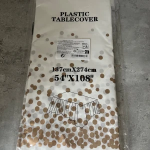 Bordsduk 137x274cm - Två stycken nya plastdukar i förpackning, mått 137x274 cm (54x108 tum). Vit med guld- och silverprickar, perfekt för fest eller kalas. Oanvänd och i nyskick, skyddar bordet och ger en festlig känsla.