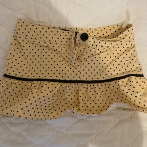 Prickig kjol - Prickig kjol från Topshop köpt här på plick!