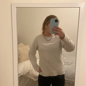 Vit stickad tröja Vero Moda - Jätteskön vit stickad tröja från vero Moda i storlek XS. Tyvärr har den en fläck mitt på tröjan men jag har sänkt priset ganska mycket. Lite nopprig men annars skön