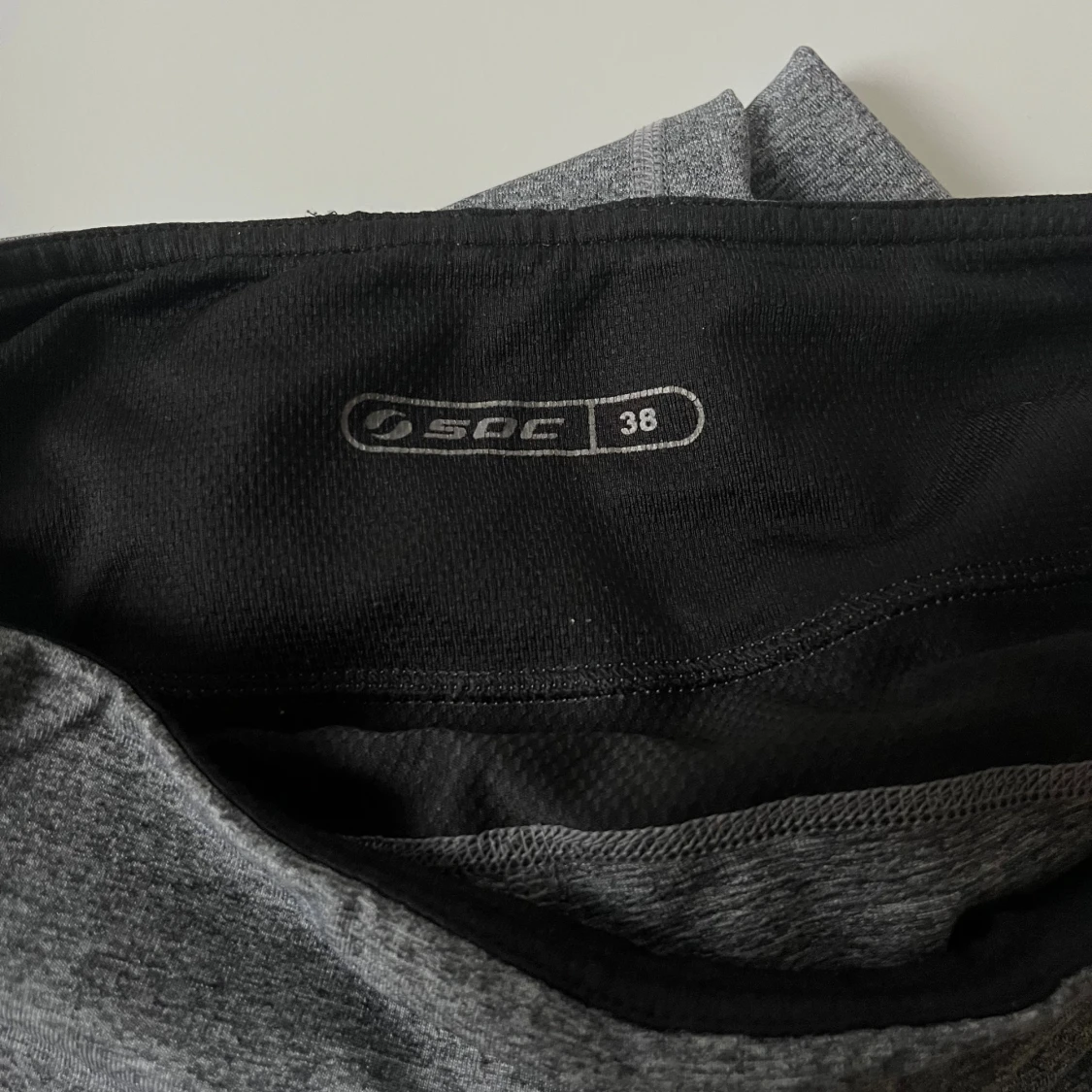 Grå träningsleggings från SOC - 1