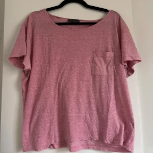 Rosa loose-fit t-shirt från NLY - Säljer en chill rosa t-shirt från NLY i loose-fit modell. T-shirten har korta ärmar, rund hals och en liten bröstficka. 