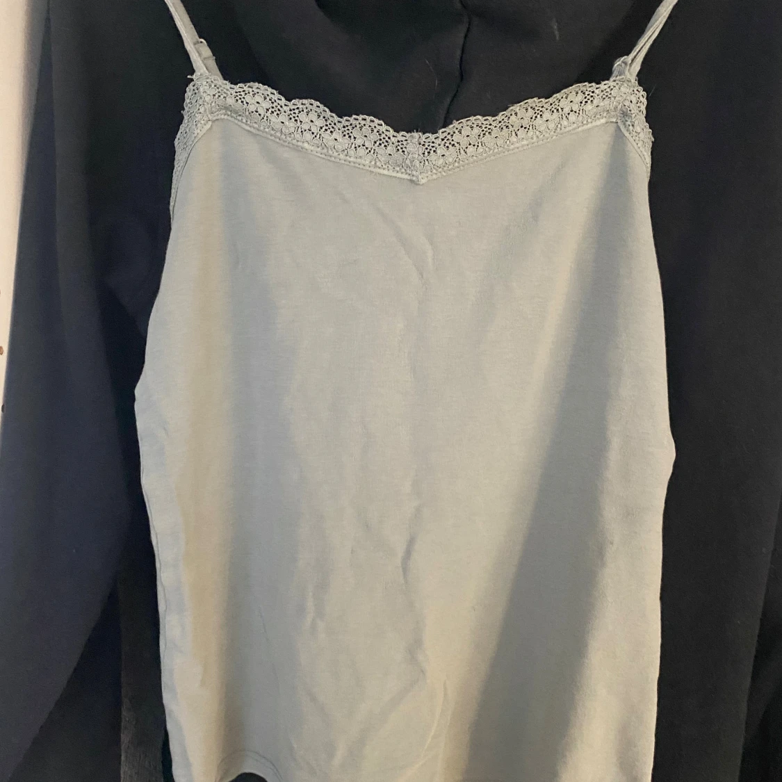 Ljusgrön linnetopp med spetskant - 1