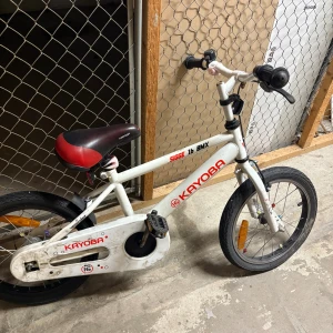 Cykel - Barncykel som passar barn 4-6 år med längd 100-125cm. Den har handbroms och är det är en kayoba Sigge 16 BMX och har använts ca 5 gånger. Som man ser på bilden så håller klistermärket kayoba på att gå av. Köptes för 999kr. Säljer då den är för liten