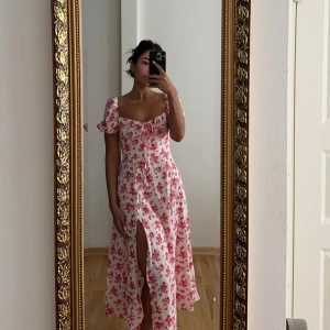 Blommig långklänning från SHEIN - Superfin långklänning från SHEIN med puffärmar och rödblommigt mönster på vit botten. 