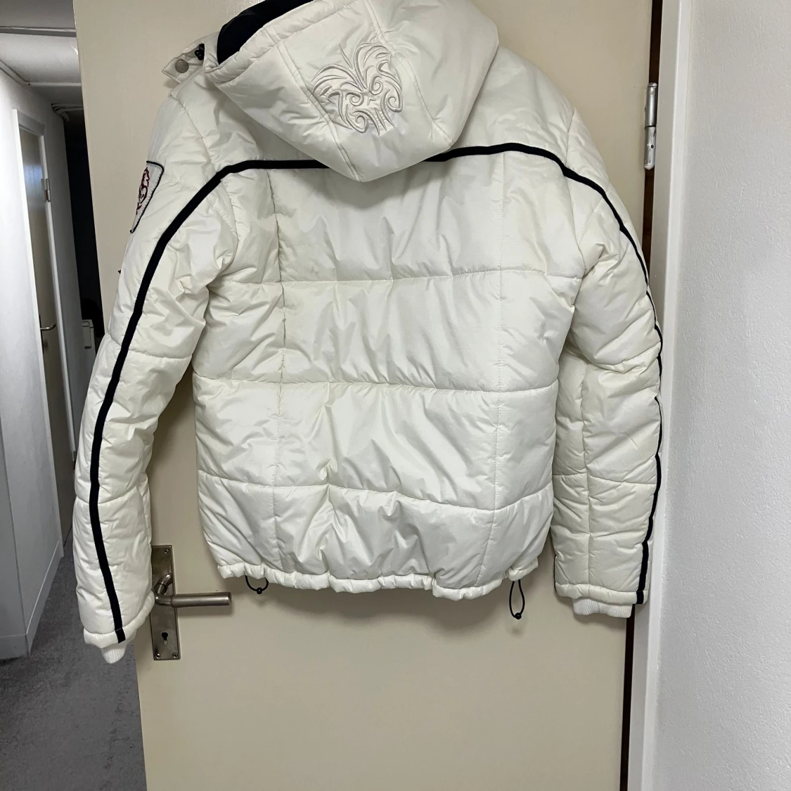 Vit pufferjacka från Smog med patchar - 1