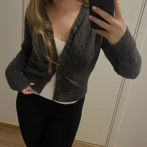 Grå kofta  - Säljer denna mörkgråa koftan som är supermysig🫶🏼 köpt second hand men inte använd av mig, finns ingen storlek i koftan men skulle säga S!! 