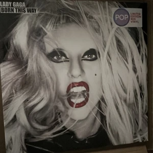 Born This Way Vinyl - Limited edition röd vinyl av Lady Gagas ikoniska album 'Born This Way' plasta/oöppnad.