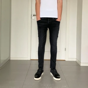 Dondup George Jeans - Säljer nu dessa Dondup George Jeans, skriv för fler bilde/frågor🙌🏼