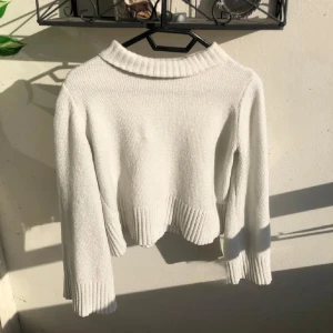 Vit stickad tröja med ribbad kant - Superfin vit stickad jätte skön tröja med ribbad krage, ärmslut och nederkant. Tröjan har lång ärm och en lite lösare passform. Jätte mjukt skönt material. på bilden det är ingen fläck på tröjan det är ljuset💕