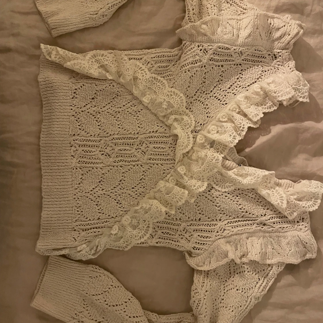 Beige stickad tröja med spetsvolanger - 1