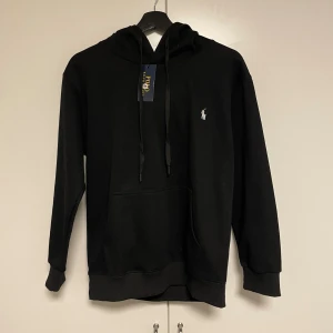 Svart hoodie från Polo Ralph Lauren - Säljer en helt ny Ralph lauren hoodie med tag kvar🙌⬆️ Den är endast testad då jag köpte den och den tyvärr inte passade. Hör av er vid frågor eller funderingar! ”Pris går att diskuteras”🏷️