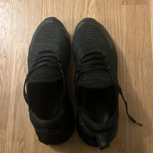Svarta Nike Air Max sneakers 270s - Säljer ett par svarta nike Air Max 270s. Hål framme vid skon. Köparen står för frakten på 69kr! 