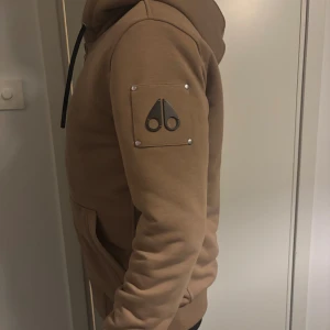 Moose Knuckles bunny jacket  - INTRESSEKOLL‼️ Hej! Nu kör jag en intressekoll på denna Moose Knuckles Bunny jacket. Jag köpte den i somras på NK i Göteborg, men eftersom det var vart alldeles för varmt att använda den framtill två-tre veckor sedan, har jag endast haft på mig den ett fåtal gånger. Jag har kvitto och allt som tillkom från köpet, och det går även att skanna insidans NFC-kod, vilket tar dig till ännu ett äkthetsbevis! Om du har några frågor (det finns fler bilder om det önskas) är det bara att hojta till! Mvh.