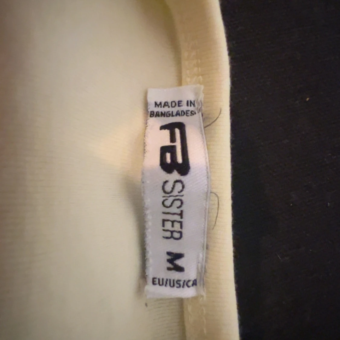 Gul t-shirt med röd blomma 🌸  - 3