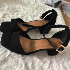 Svarta sandaletter Pernilla Wahlgren - Gulliga svarta klackskor/sandaler gjort i sammet. Väldigt bred klack som ni ser på bilden. aldrig använda om du vill ha bättre bild är de bha att skriva🫶🏼 orginalpriset 349