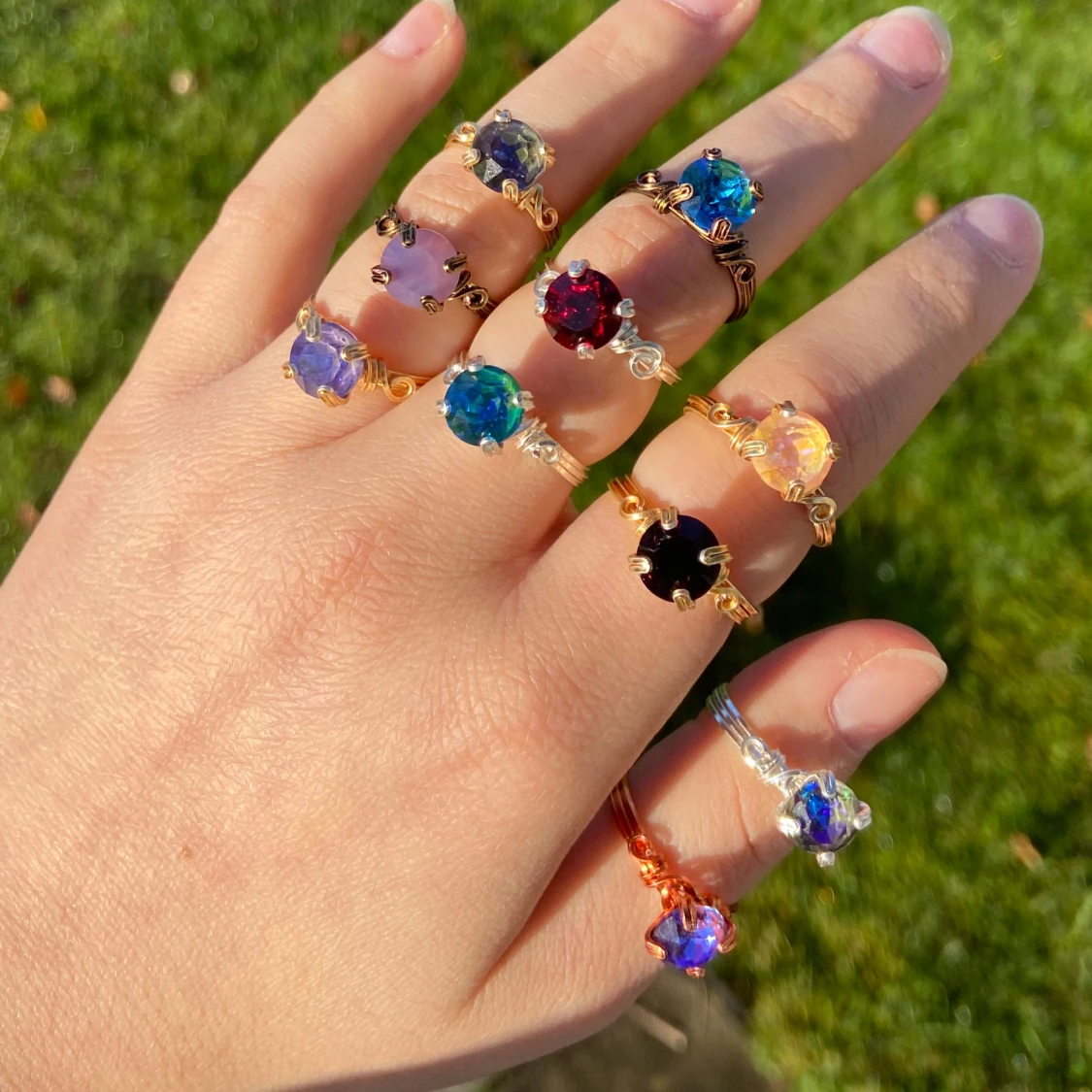 Enkla ringar med färgglada stenar