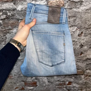 Replay anbass hyperflex Jeans - Mycket fint skick, putteliten fläck på bakre fickan. Nypris ca 2000kr. Storlek W29, passar dig som är mellan 170-180cm ungefär. Inga konstigheter med jeansen. Tags medföljer inte. Skriv för mer information!🤝