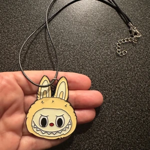 Halsband med Labubu  - Unikt halsband med Labubu.. 