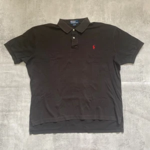 Svart Polo Ralph Lauren pike  - Jag Säljer en fet pike från Polo Ralph Lauren| skicket på tröjan är bra 8/10 | storlek L | ny pris 2000: mitt pris är 349 | skriv vid frågor och funderingar       
