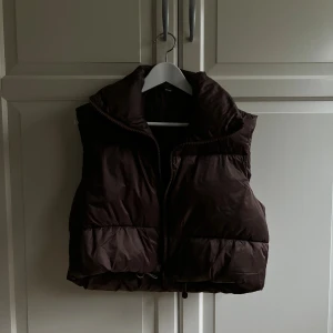 Brun puffer väst - Aldrig använd, i nyskick 