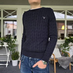 Gant Stickad tröja - Supersnygg stickad tröja från Gant i storlek Small. Jag på bilden är 179 cm lång och väger 72 kg. Skriv om du undrar något! 🤩